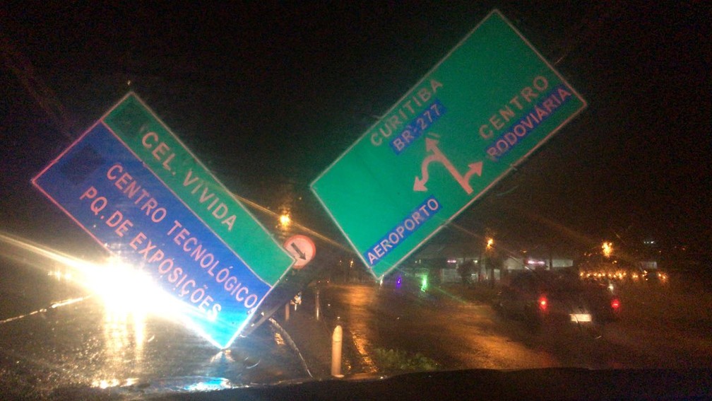 Os ventos fortes na região sudoeste também derrubaram placas de trânsito (Foto: Divulgação/PRF)