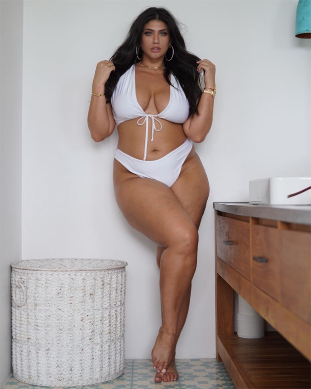 Top Plus Size Latecia Thomas Posa De Calcinha Fio Dental E Celebra