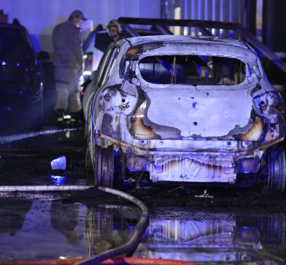Grupo criminoso assaltou e incendiou concessionária no Bairro Papicu, em Fortaleza.  — Foto: Thiago Gadelha/Diário do Nordeste