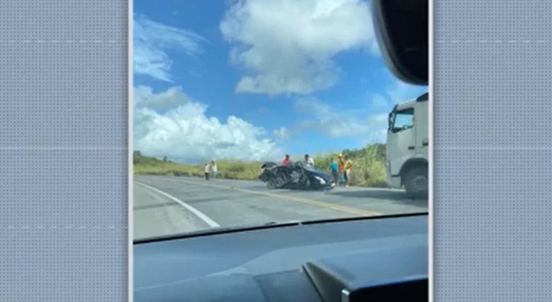 Homem morre após batida entre veículos na BR-101, no sul da Bahia; carro ficou destruído