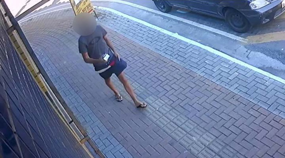 Jovem puxou c&acirc;meras que mostraram suspeito indo embora com celular em Praia Grande, SP &mdash; Foto: Reprodu&ccedil;&atilde;o