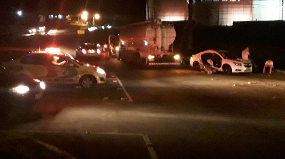 Acidente entre carro e caminhão matou criança e deixou feridos em Videira,SC — Foto: PMRv/Divulgação