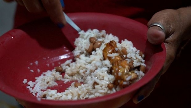 Refeição preparada com arroz, feijão carcaças e peles de frango comprados por Lindinalva (Foto: Felix Lima via BBC News Brasil )