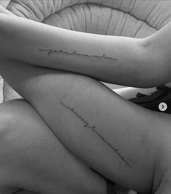 As tatuagens feitas por John Legend e Chrissy Teigen com os nomes deles e dos filhos (Foto: Instagram)
