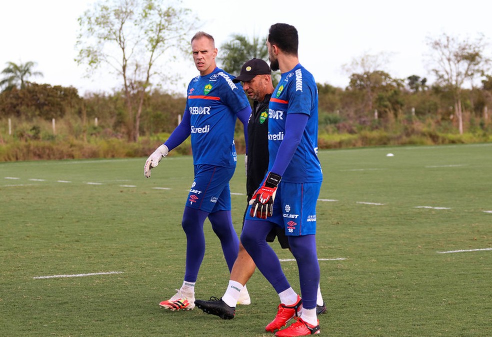 William Castro ao lado dos goleiros do Cuiabá, Walter e João Carlos — Foto: AssCom Dourado