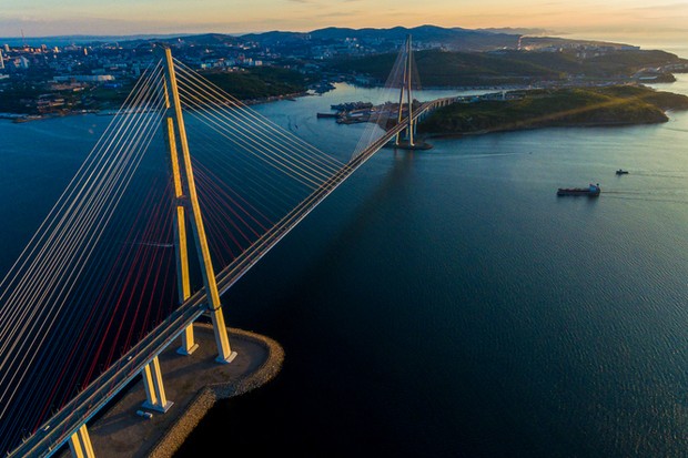 Amazing zooming out aerial view of the Russky Bridge, the world's longest cable-stayed bridge, and the Russky (Russian) Island in Peter the Great Gulf in the Sea of Japan. Sunrise. Vladivostok, Russia (Foto: Getty Images/iStockphoto)