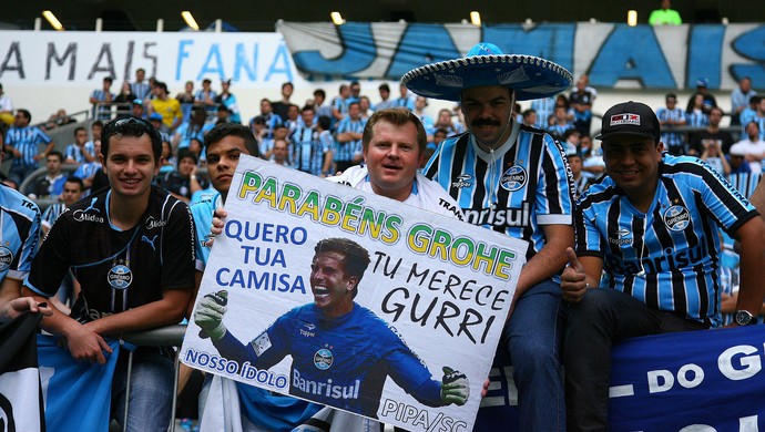 Geral, o retorno: torcida evita cânticos polêmicos, mas lança objeto na Arena