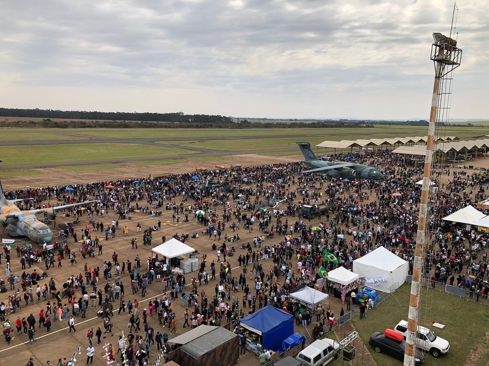 Milhares de pessoas acompanharam o Domingo Aéreo em Pirassununga — Foto: João Victor Néo/EPTV