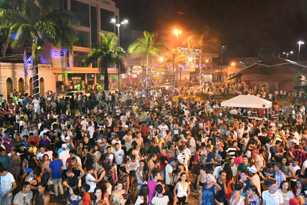 População lotou a Praça Orleir Cameli — Foto: Quésia Melo/G1