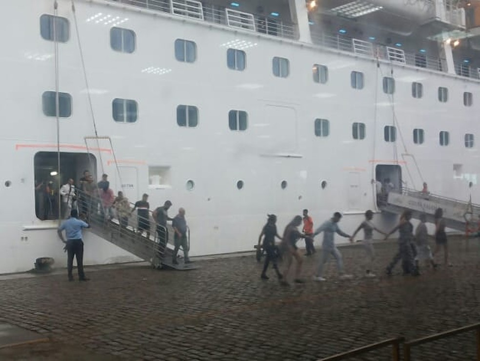 PF prende passageiros suspeitos de entrar em navio com 300 kg de cocaína  — Foto: G1 Santos