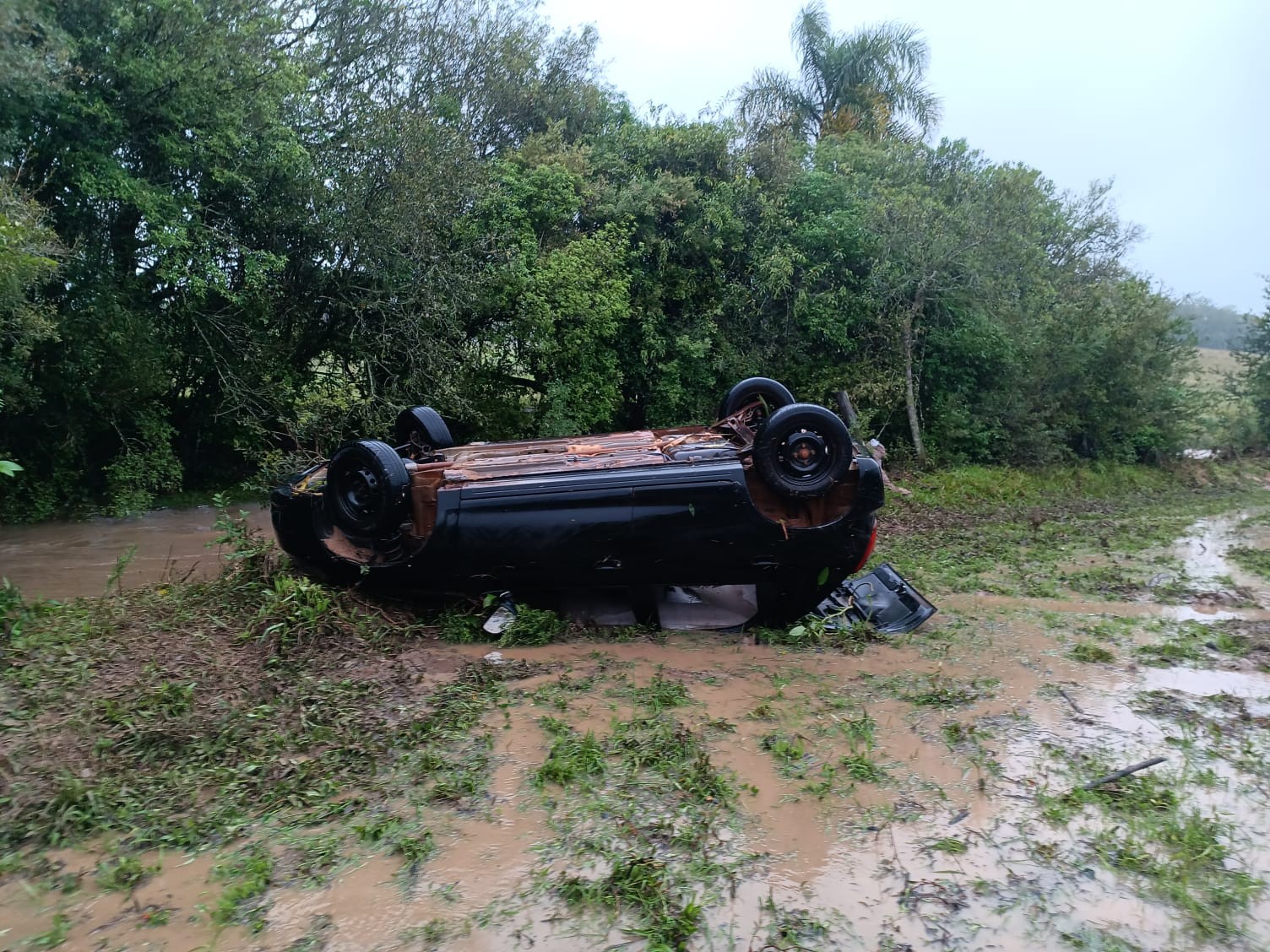 Mulher morre após carro ser levado pela água durante enchente em Barra do Ribeiro, dizem bombeiros