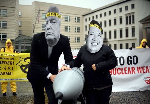 Ativistas do ICAN usam máscaras do líder norte-coreano Kim Jong-un e do presidente norte-americano Donald Trump em protesto contra armas nucleares (Foto: Britta Pedersen/DPA)