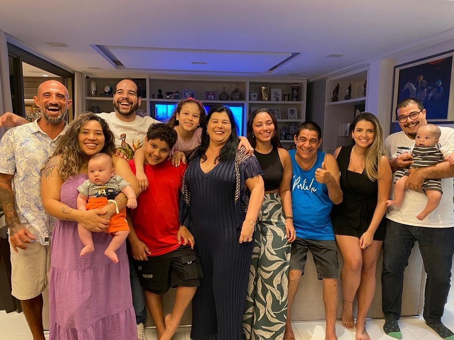 Zeca Pagodinho celebra aniversário de mulher, Monica da Silva, com a família