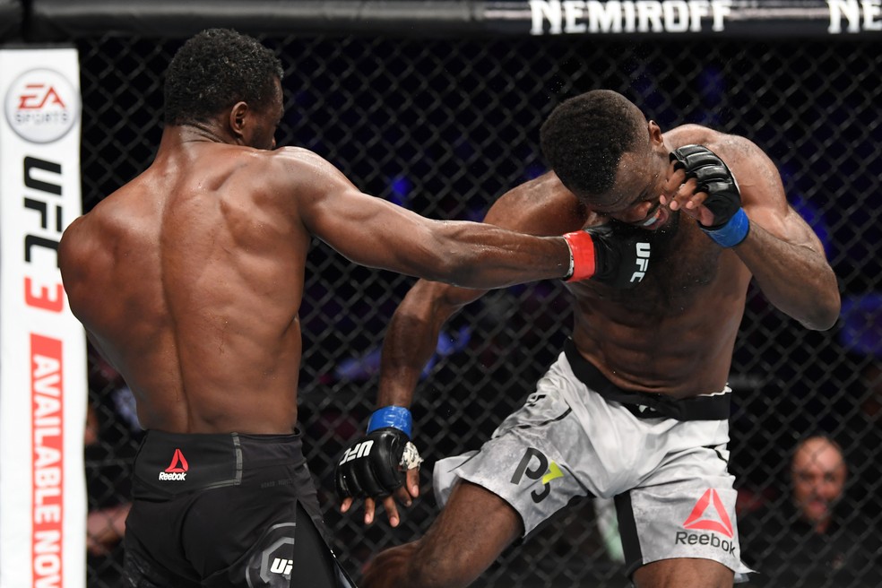 Uriah Hall acerta o golpe que nocauteou Bevon Lewis no UFC 232 — Foto: Getty Images