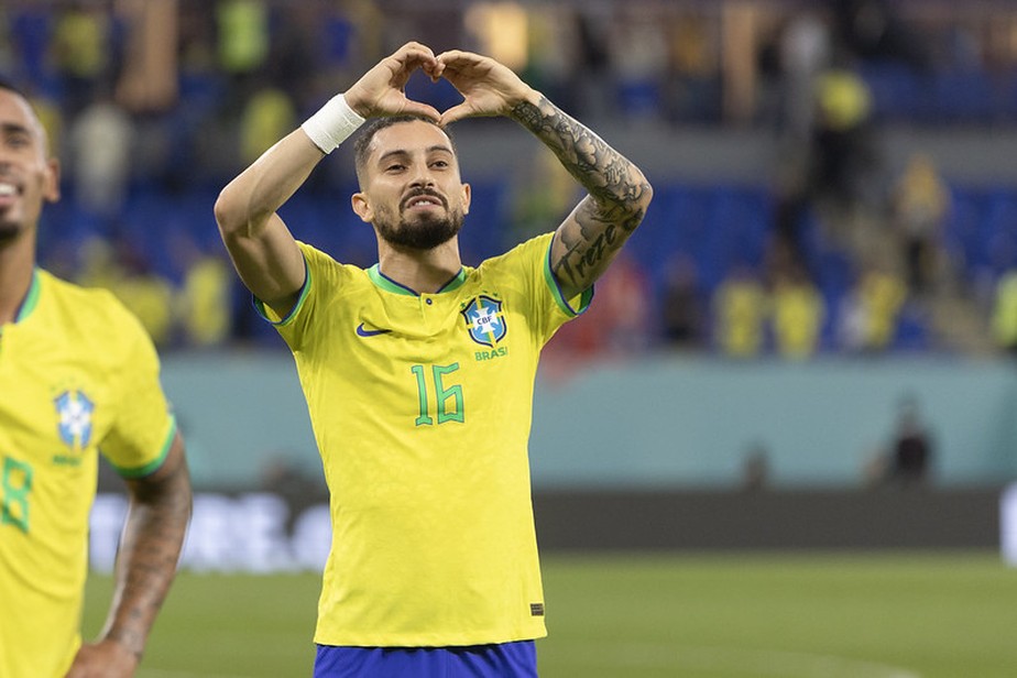 Em que time joga o lateral esquerdo?