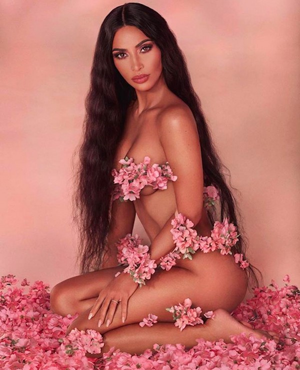 A socialite Kim Kardashian em seu ensaio em meio a flores (Foto: Instagram)