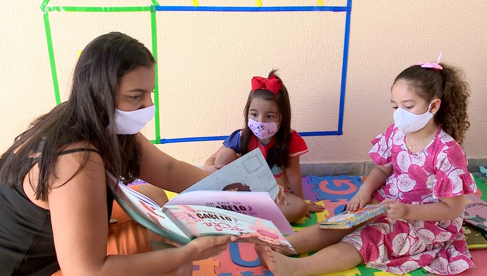 A psicopedagoga Denise Façanha criou um espaço de leitura para a filha e a sobrinha na sua casa, em Teresina — Foto: TV Clube