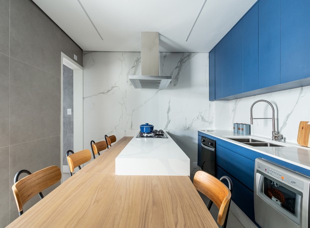 O azul cobalto usado nos armários se destaca em contraste com os revestimentos sóbrios e modernos no projeto do escritório LL Arquitetura (Foto: Mariana Orsi / Divulgação)