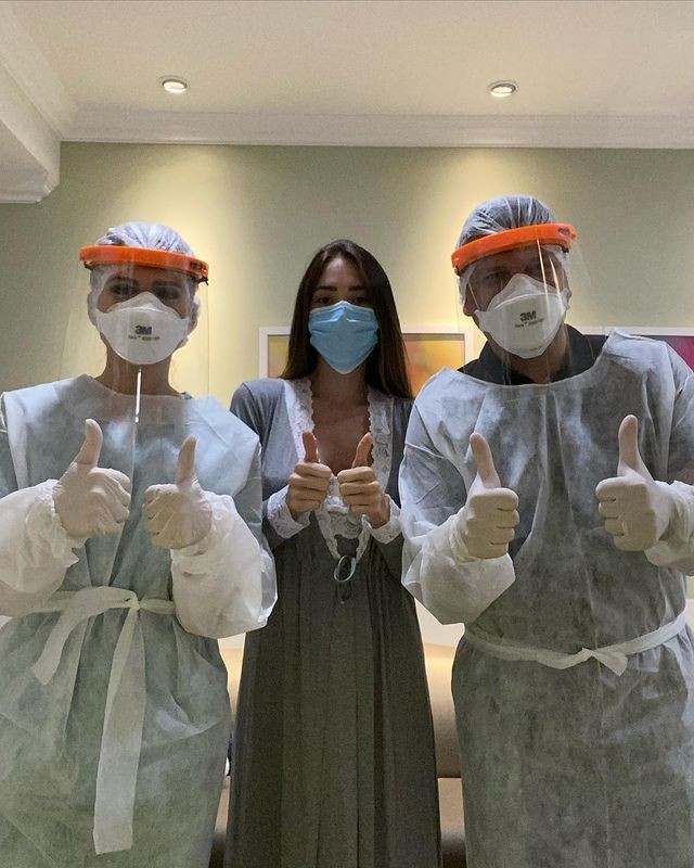 Romana Novais com médicos (Foto: Reprodução/Instagram)