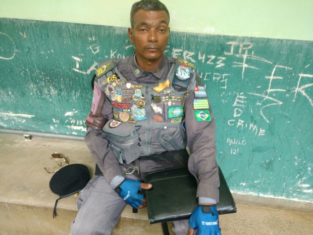 Homem com insígnias militares detido em Samambaia (DF) (Foto: Comunicação Social PMDF)