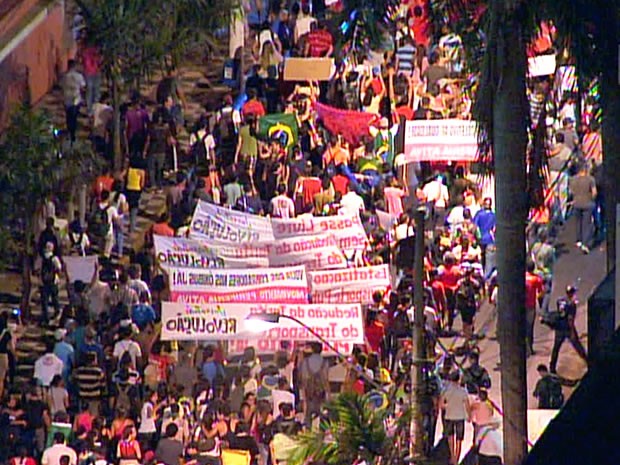 Manifestação em Cuiabá (Foto: Reprodução TVCA)