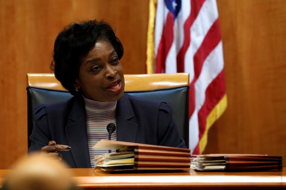 Mignon Clyburn, comissária da Comissão Federal de Telecomunicações (FCC), durante votação que derrubou neutralidade de rede nos Estados Unidos. (Foto: Aaron P. Bernstein/Reuters)