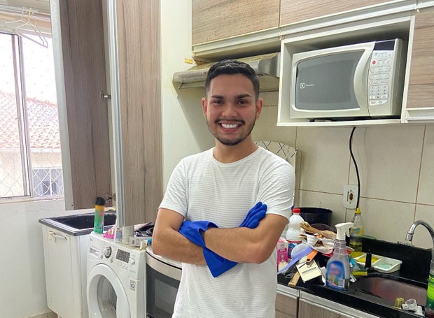 Em seu perfil do TikTok, o manauara Guilherme Gomes fala sobre a importância da valorização do trabalho doméstico  (Foto: Guilherme Gomes / Instagram / Reprodução)
