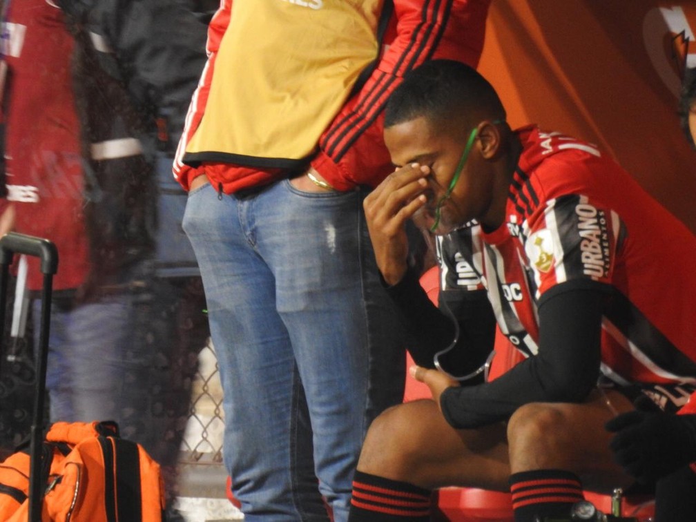 Bruno Alves usa oxigênio no banco de reservas na derrota para o Binacional: faltou fôlego na altitude  — Foto: Eduardo Rodrigues