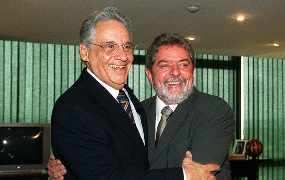 Lula com Fernando Henrique Cardoso, seu antecessor no governo, quando ele ainda ocupava a presidência em 2002 — Foto: Agência Estado