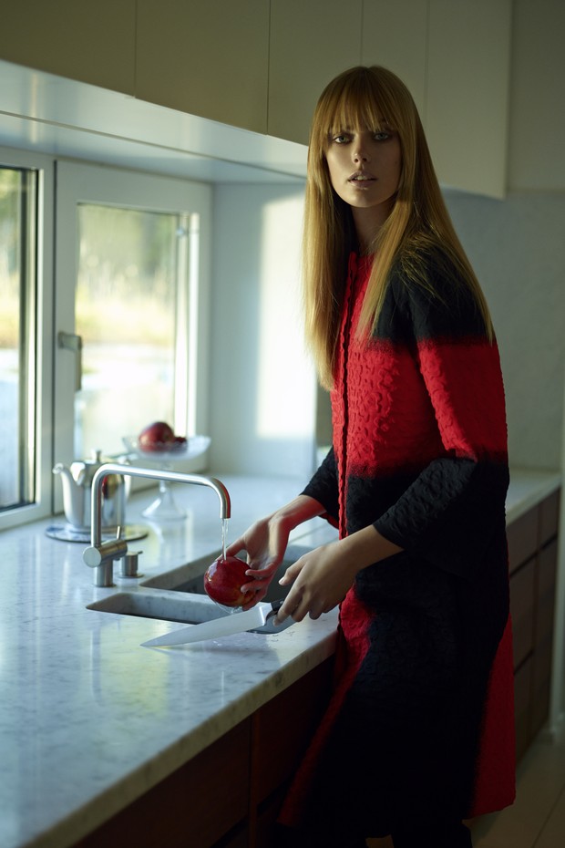 Frida Gustavsson, usa casaco vermelho Alexander McQueen para editorial da Vogue Brasil  (Foto: Peter Farago e Ingela Klemetz Farago / Edições Globo Condé Nast)