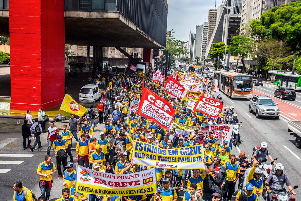 Funcionários em greve dos Correios protestam na Avenida Paulista, em São Paulo (Foto: Cris Faga/Fox Press Photo/Estadão Conteúdo)