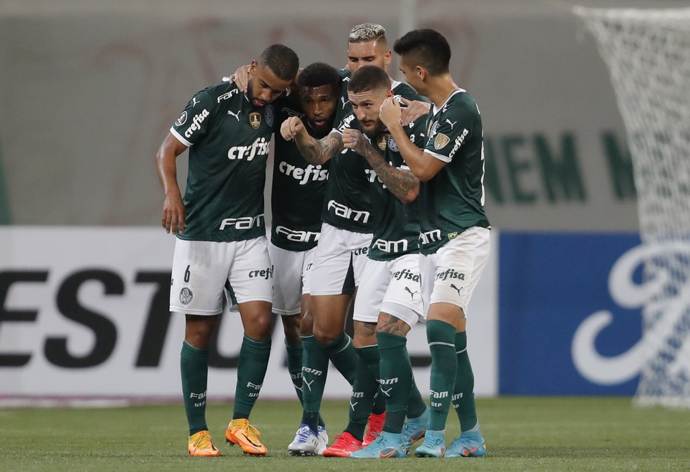 Comemoração do gol de Zé Rafael em Palmeiras x Independiente Petrolero — Foto: EFE/Fernando Bizerra