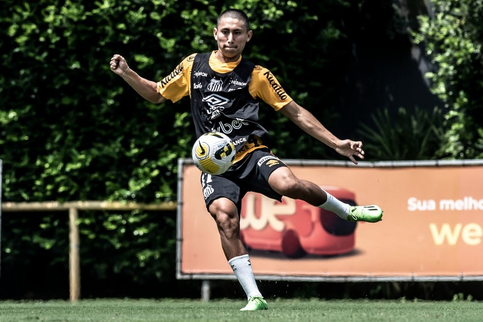 Miguelito em treino do Santos neste domingo — Foto: Ivan Storti