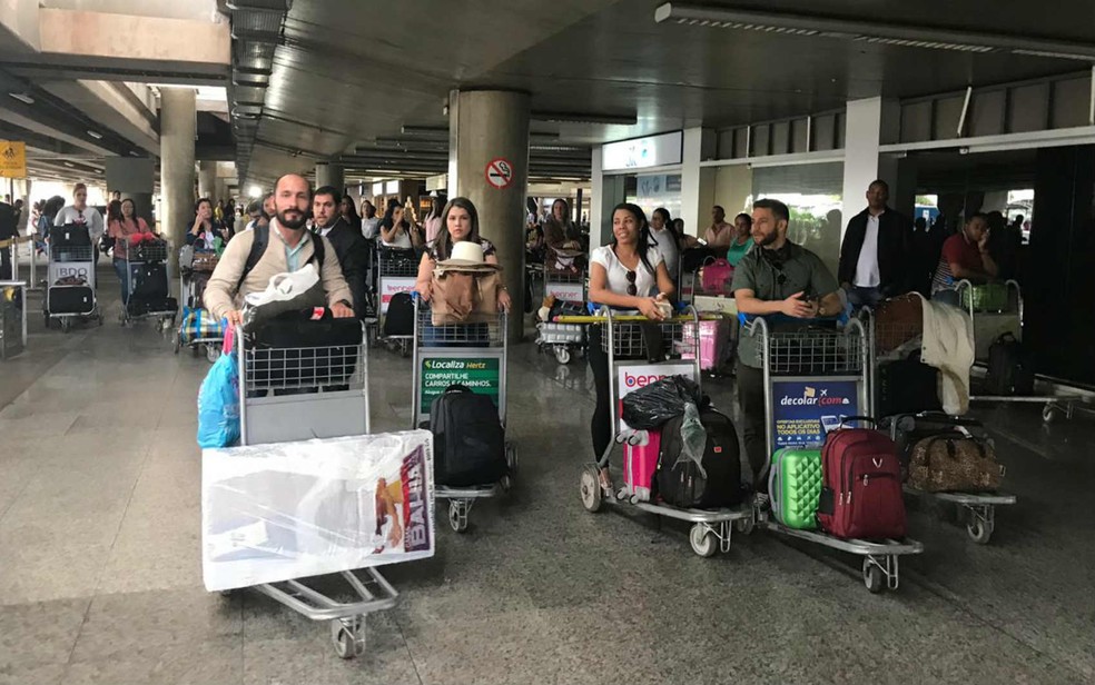 MÃ©dicos cubanos fazem check-in com malas e eletrÃ´nicos para viajar entre BrasÃ­lia e Havana â€” Foto: MarÃ­lia Marques/G1