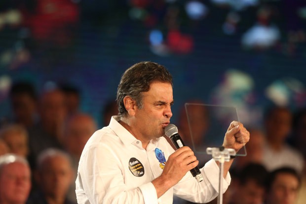 Aécio Neves discursa durante convenção nacional do PSDB, em Brasília (Foto: André Dusek / Estadão Conteúdo)