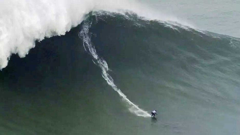 Maya Gabeira bate o próprio recorde mundial de maior onda já surfada por uma mulher: 22,4m  — Foto: WSL / Pedro Miranda