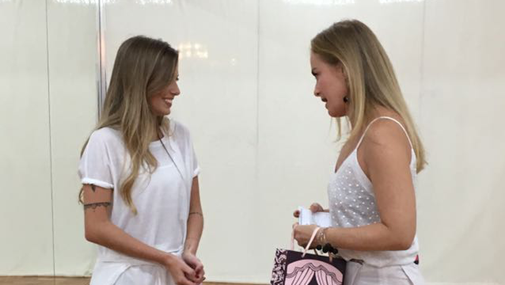 Paola Antonini conversa com Angélica no 'Estrelas do Brasil' (Foto: Débora Montenegro)