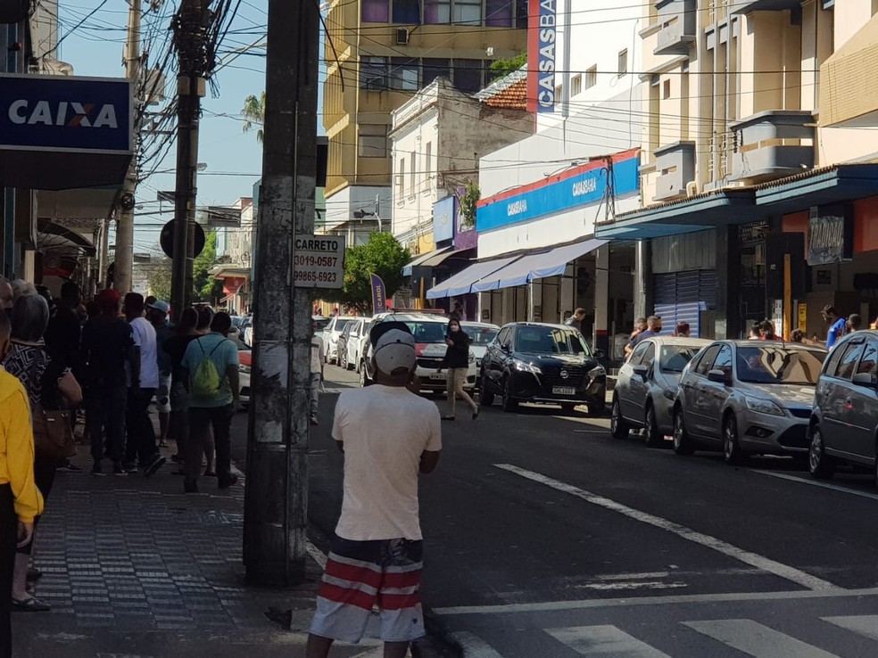 Ação chamou atenção de quem passava pela rua do centro de Bauru nesta quarta-feira — Foto: Arquivo pessoal 