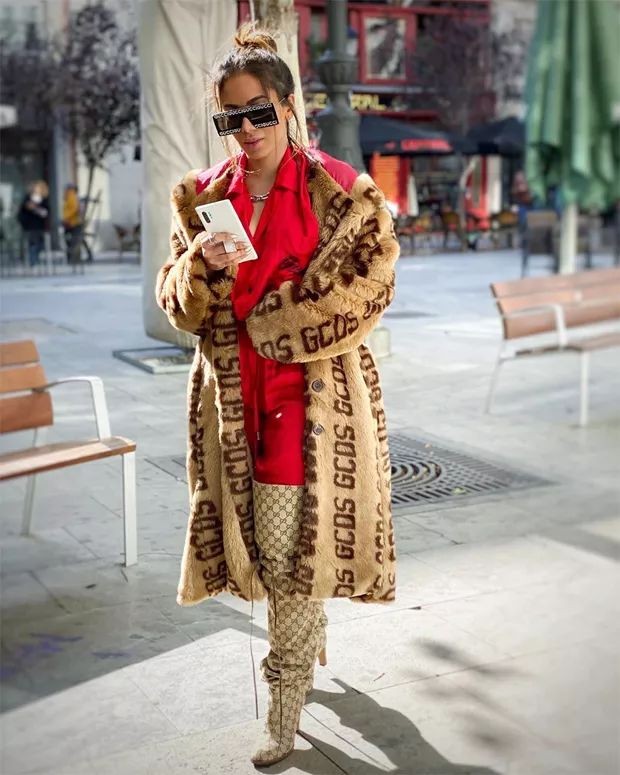 Anitta com casaco da marca GCDS, de R$ 8 mil e botas Gucci, avaliadas em R$ 7,7 mil  — Foto: Reprodução/Instagram