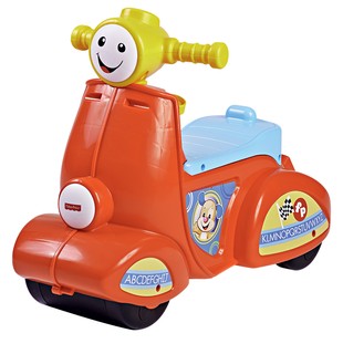 Coordenação motora e equilíbrio são trabalhados neste brinquedo, que não tem pedal. Com os pés no chão, o bebê faz a moto andar, ao mesmo tempo que emite sons e toca música. Da Fisher-Price, R$ 399,99.(Foto: Guto Seixas) 