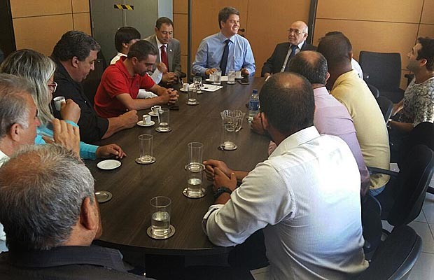 Comissão de taxistas reunidos com o secretário de Mobilidade, Carlso Tomé (de camisa azul e gravata) no Palácio do Buriti (Foto: Isabella Calzolari/G1)