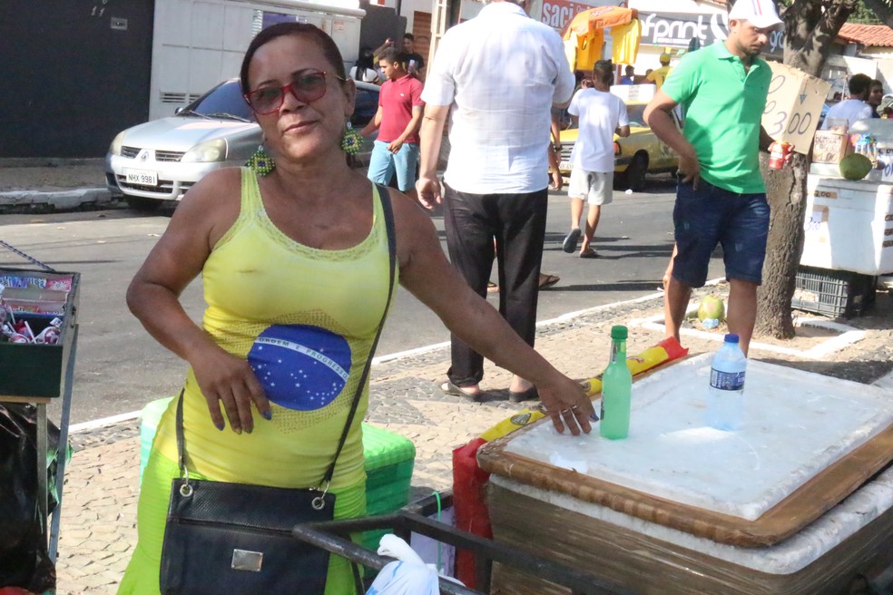 Iraneide Alves leva uma banca com bebidas para a folia no bairro Saci, Zona Sul de Teresina (Foto: Roberto Araujo/G1)