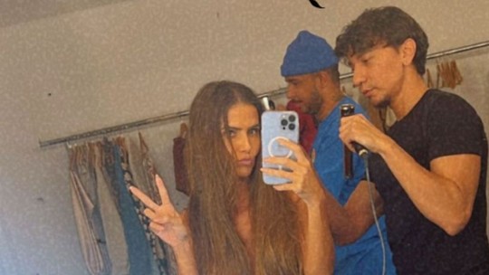 Deborah Secco registra backstage de shooting em selfie no camarim