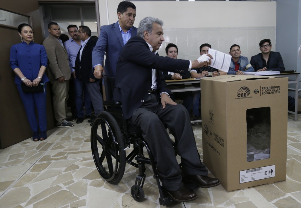 O presidente do Equador, Lenín Moreno, vota neste domingo (4) no Equador (Foto: Dolores Ochoa/AP Photo)