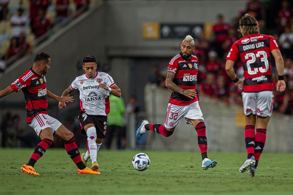 Vidal, Thiago Maia e David Luiz em ação contra o Ñublense — Foto: Paula Reis/Flamengo