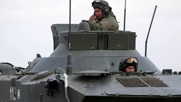 Putin anunciou retirada de tropas da Ucrânia mas saída não foi confirmada por ocidente (Foto: Getty Images via BBC)