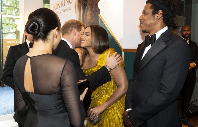 LONDON, ENGLAND - JULY 14: Prince Harry, Duke of Sussex and Meghan, Duchess of Sussex greet US singer-songwriter Beyoncé and  and US rapper Jay-Z at the European Premiere of Disney's "The Lion King" at Odeon Luxe Leicester Square on July 14, 2019 in Londo (Foto: Getty Images)