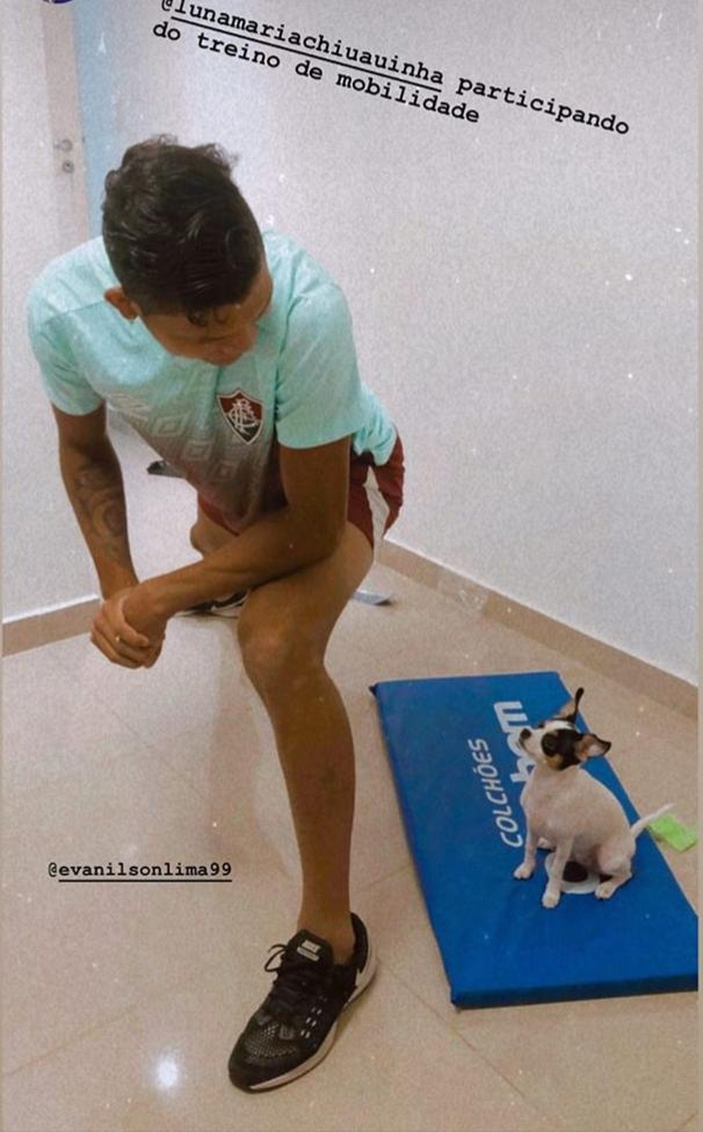 Evanilson treinou sob os olhares do cachorrinho de estimação — Foto: Divulgação / Instagram