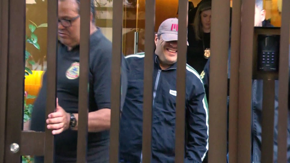 Mario Libman (de boné) deixa sua casa, em Ipanema, a caminho da sede da PF — Foto: Reprodução/TV Globo