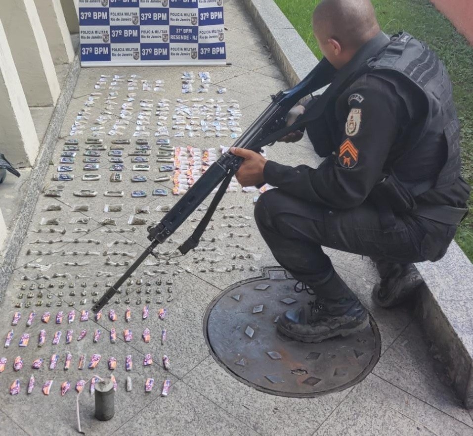 Menor é flagrado com drogas e granada caseira em Resende